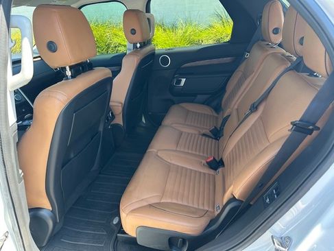 Used 2018 Land Rover Discovery HSE image 13