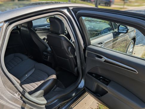 Used 2015 Ford Fusion SE w/ Equipment Group 202A image 18