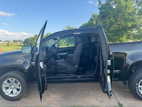 Used 2022 Chevrolet Colorado LT w/ Fleet Safety Package image 10