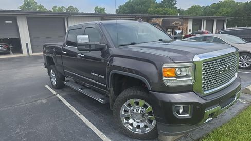 Used 2015 GMC Sierra 2500 Denali w/ Duramax Plus Package image 9
