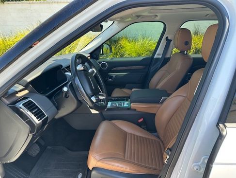 Used 2018 Land Rover Discovery HSE image 11