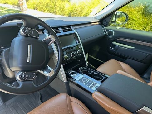 Used 2018 Land Rover Discovery HSE image 10