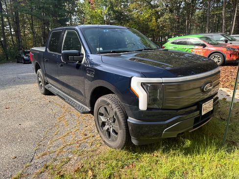 Used 2022 Ford F150 Lightning Lariat image 6