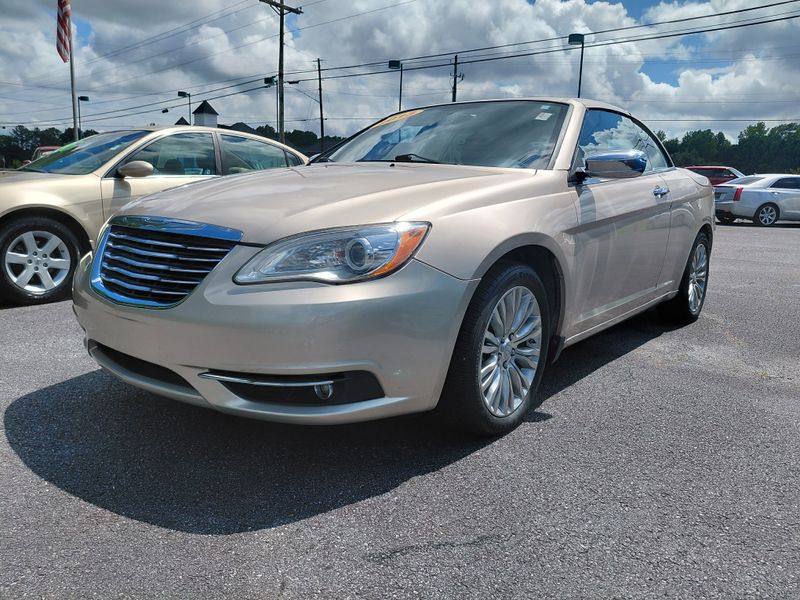Used 2013 Chrysler 200 Limited image 1