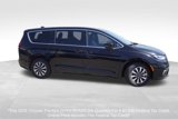 New 2025 Chrysler Pacifica Select image 2