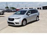 Used 2023 Chrysler Pacifica Touring-L image 3