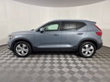Used 2021 Volvo XC40 T5 Momentum image 3