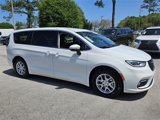 Used 2023 Chrysler Pacifica Touring-L image 2