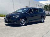 Used 2023 Chrysler Pacifica Touring-L image 2