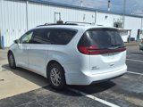 Used 2022 Chrysler Pacifica Touring-L image 4