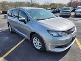 Used 2017 Chrysler Pacifica Touring image 3
