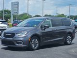 Used 2022 Chrysler Pacifica Touring-L w/ Uconnect Theater Family Group image 2