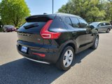 Used 2021 Volvo XC40 T4 Momentum image 4