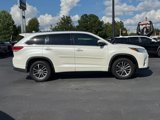 Used 2018 Toyota Highlander SE image 2