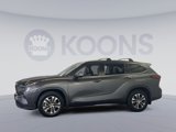 Used 2021 Toyota Highlander XLE image 2
