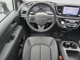 New 2025 Chrysler Pacifica Select image 3