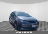Used 2017 Chrysler Pacifica Touring image 2