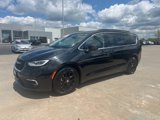 Used 2022 Chrysler Pacifica Touring-L image 4