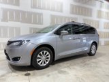 Used 2019 Chrysler Pacifica Touring-L image 2