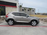 Used 2022 Volvo XC40 T4 Momentum image 2