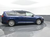 Used 2018 Chrysler Pacifica Touring-L image 4