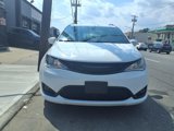 Used 2020 Chrysler Pacifica Touring-L w/ Premium Audio Group image 2