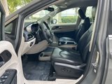 Used 2022 Chrysler Pacifica Touring-L image 5