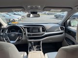 Used 2018 Toyota Highlander LE image 2