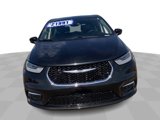 Used 2023 Chrysler Pacifica Touring-L image 4