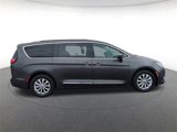 Used 2018 Chrysler Pacifica Touring-L image 2