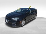 Used 2023 Chrysler Pacifica Touring-L image 4