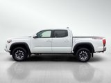 Used 2017 Toyota Tacoma TRD Off-Road image 2