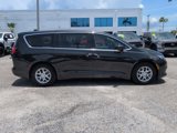Used 2017 Chrysler Pacifica Touring image 2
