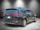 Used 2023 Chrysler Pacifica Limited image 3