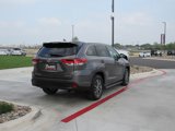 Used 2017 Toyota Highlander XLE image 3