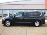 Used 2017 Chrysler Pacifica Touring image 2