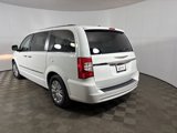 Used 2016 Chrysler Town & Country Touring-L image 2