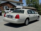 Used 2007 Lincoln Town Car Signature Limited image 3