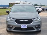 Used 2023 Chrysler Pacifica Touring-L image 2