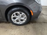 Used 2022 Chrysler Pacifica Limited image 2