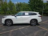 Used 2022 Toyota Highlander XLE image 2