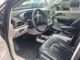 Used 2022 Chrysler Pacifica Touring-L image 5