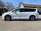 Used 2022 Chrysler Pacifica Touring-L w/ Uconnect Theater Family Group image 2