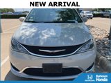 Used 2017 Chrysler Pacifica Touring-L w/ Tire & Wheel Group image 2