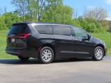 Used 2023 Chrysler Pacifica Touring-L image 3