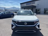 Used 2022 Volkswagen Taos SE w/ Panoramic Sunroof Package image 2