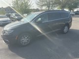 Certified 2022 Chrysler Pacifica Touring-L image 5