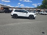 Used 2023 Jeep Cherokee Altitude Lux image 3