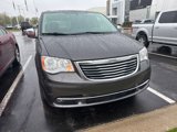 Used 2016 Chrysler Town & Country Touring-L image 3