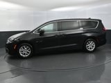 Used 2023 Chrysler Pacifica Touring-L image 2